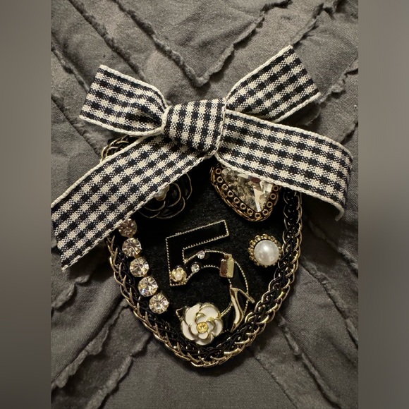 Accessories - brooch pin to decorate any outfit,stylish and new